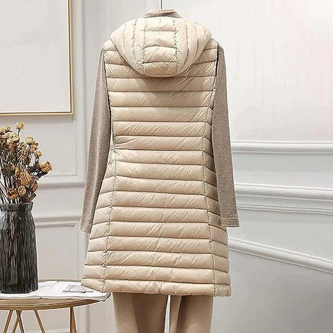 Maya™ - Den komfortable og moderigtige quiltede bodywarmer med lang hætte